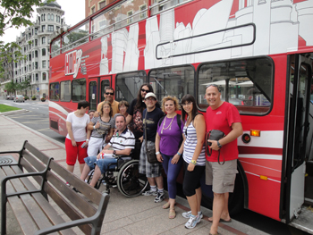 Al montar en el bus turístico que nos guió por Bilbao.